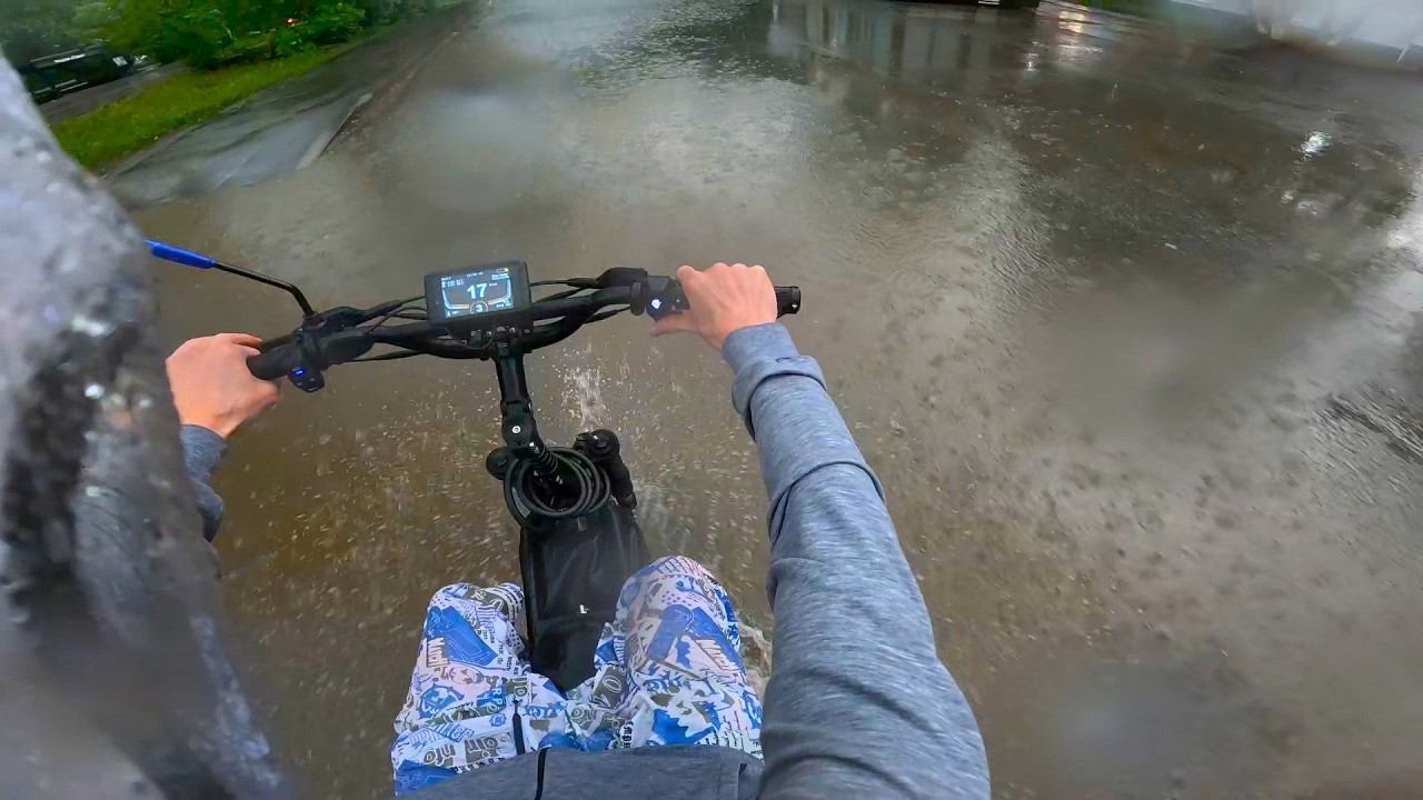 Под дождём на электроскутере! White Siberia Explorer - Zver 3600 смотреть онлайн