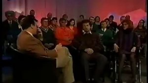 Телеведущий смеется над голосами гостей :D