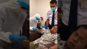 Человек боится укола