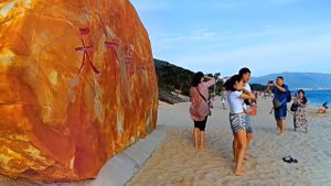 Пляжный отдых на Острове Хайнань в городе Санья. Китай. Китайское море