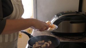 Перевернутый пирог из слоеного теста с яблоками и карамелью