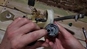 BMW e36 - замена топливного насоса.