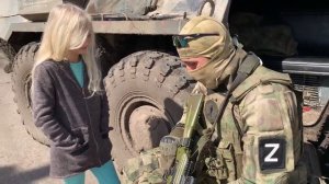 Российский ?? солдат разговаривает с украинской?? девочкой, просит её что-нибудь нарисовать для нег