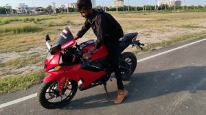 Yamaha R15 V4  Seat Hight Check || Kitni Hight Ka Insaan R15 Chalaa Sakta Hai ?