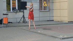 Девушка виртуозно играет на скрипке.