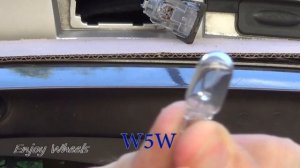 Comment REMPLACER les AMPOULES d'éclairage de PLAQUE d'immatriculation sur Renault SCENIC 3 ?