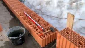 Дом из керамических блоков. Первый ряд