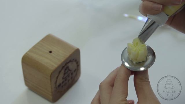 Кремовые цветы в малайзийском стиле. Гвоздика