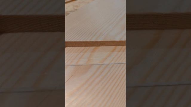 Трещины на деревянной лестнице