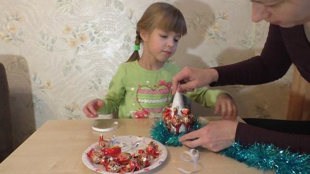 Новогодняя елка из конфет. Поделки для детей 6, 7, 8, 9 лет на новый год своими руками. смотреть онлайн