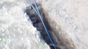 Траншея для элекрического кабеля и водопровода