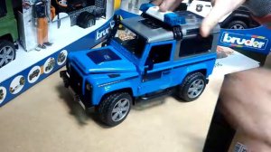 Полицейский внедорожник Land Rover Defender Station Wagon с фигуркой Bruder 02-597