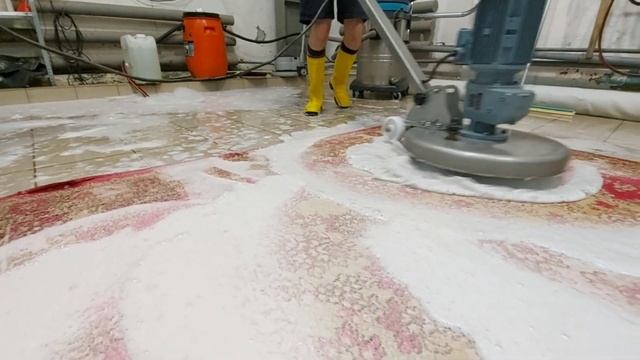 Красный и шерстяной: наследие советской эпохи - стирка старого ковра  Old ussr carpet washing