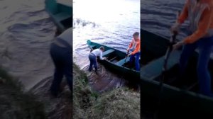 Прыгнул в воду осенью в холодную погоду!