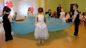 Красивый танец с полотном, утренник 8 МАРТА, разновозрастная группа