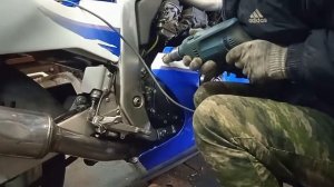 Изготовление дуг безопасности на мотоцикле Suzuki GSXR400R. 安全アーチを段階的に作成する.