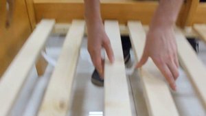 Почему скрипит детская кровать?