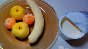 Фруктовый салат с мандарином, яблоком и бананом