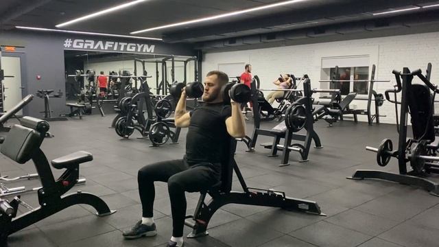 Жим гантелей сидя. смотреть онлайн