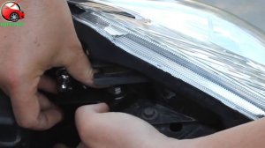 Установка упоров капота (амортизаторов) на Toyota Prius 3 / Тойота Приус 3 (www.upora.net)