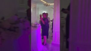 Папа поет для дочери на свадьбе