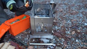 Отдых в палатке. Одна в лесу с рыжим котом.