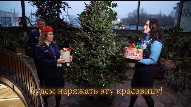 В петербургском метрополитене ёлка наряжена!