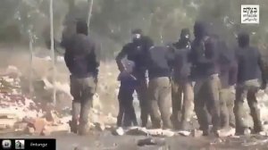 un enfant palestinien utilisé comme bouclier humain par le groupe colon terroriste 