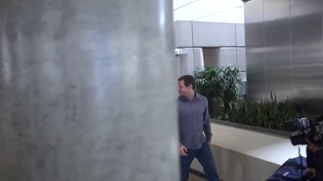 X17 EXCLUSIVE - Nicole Kidman Returns From Berlin, Shows Off Shorter Hair At LAX смотреть онлайн