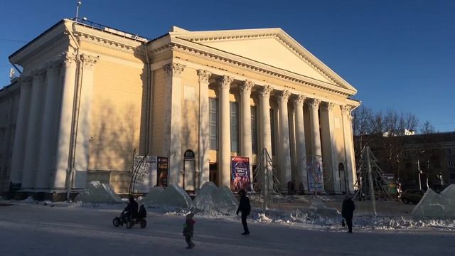 Драматический Театр зимой - город Киров.