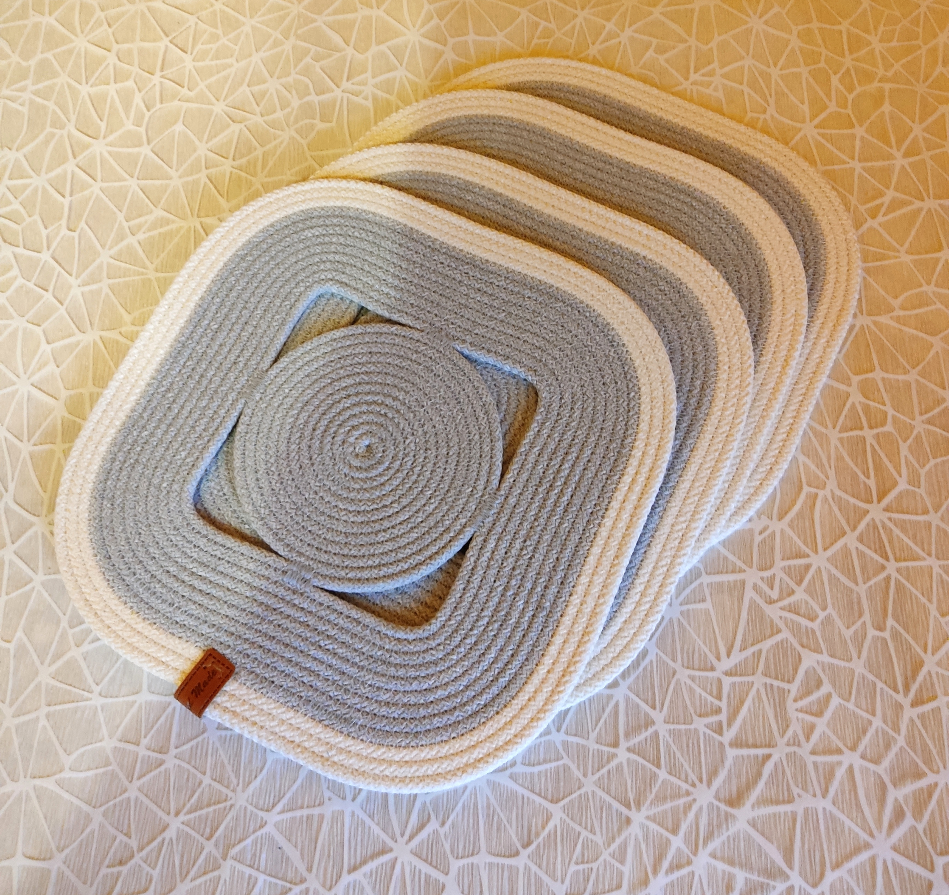 Салфетки их специального хлопкового шнура для шитья с сердечником.