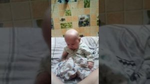 Маленький мальчик кричит