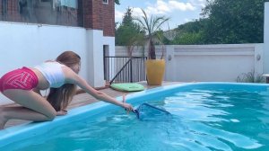 LIMPEI AS FOLHAS COM A PENEIRA E DEPOIS PULEI NA ÁGUA PARA ME REFRESCAR - Julia Vitória