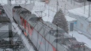 Сплотка электровозов ЭП2К-350 и ЭП2К (номер неизвестен) выполняет манёвр.