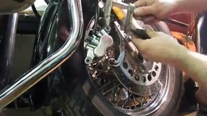 Как поменять тормозные колодки на мотоцикле Yamaha DRAG STAR 1100