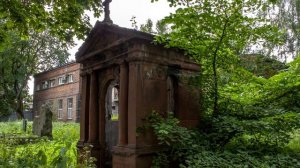 Заброшенные склепы Никольского кладбища