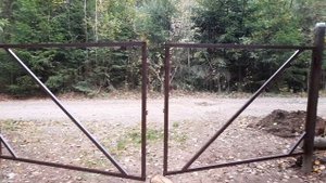 Сварил ворота своими руками.