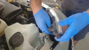 Toyota Prius замена лампы ближнего света /как снять фару Toyota Prius Headlight bulb remove/install