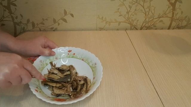 ШПРОТНЫЙ САЛАТ С СУХАРИКАМИ/МОЙ МИР смотреть онлайн