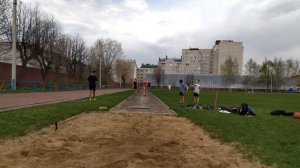 Прыжки в длину. Интенсивная тренировка с коротких разбегов.