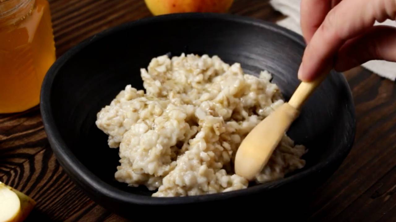 🍚 Овсяная каша на воде — видео рецепт. Как сварить ПП овсянку на воде на завтрак?