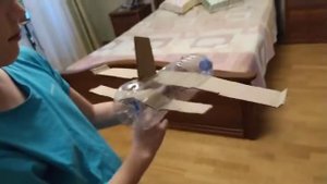 Запускаю самодельный самолёт из пластиковой бутылки!*летит*