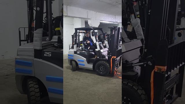 Дизельный погрузчик с кабиной #Tiseltechnics #forklift #shorts #warehouse