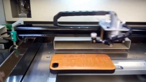 Деревянный чехол для iPhone гравировка имени