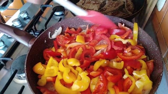 Жаренная печень с овощами. Попробуйте это очень вкусно!