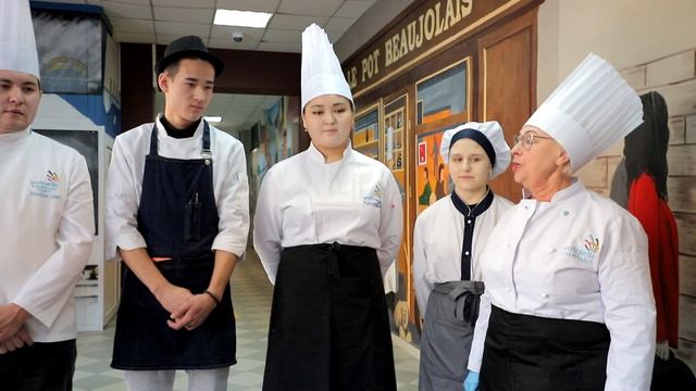 Предновогоднее поздравление администрации + выступление +"Приготовление шоколадного фондю" смотреть онлайн