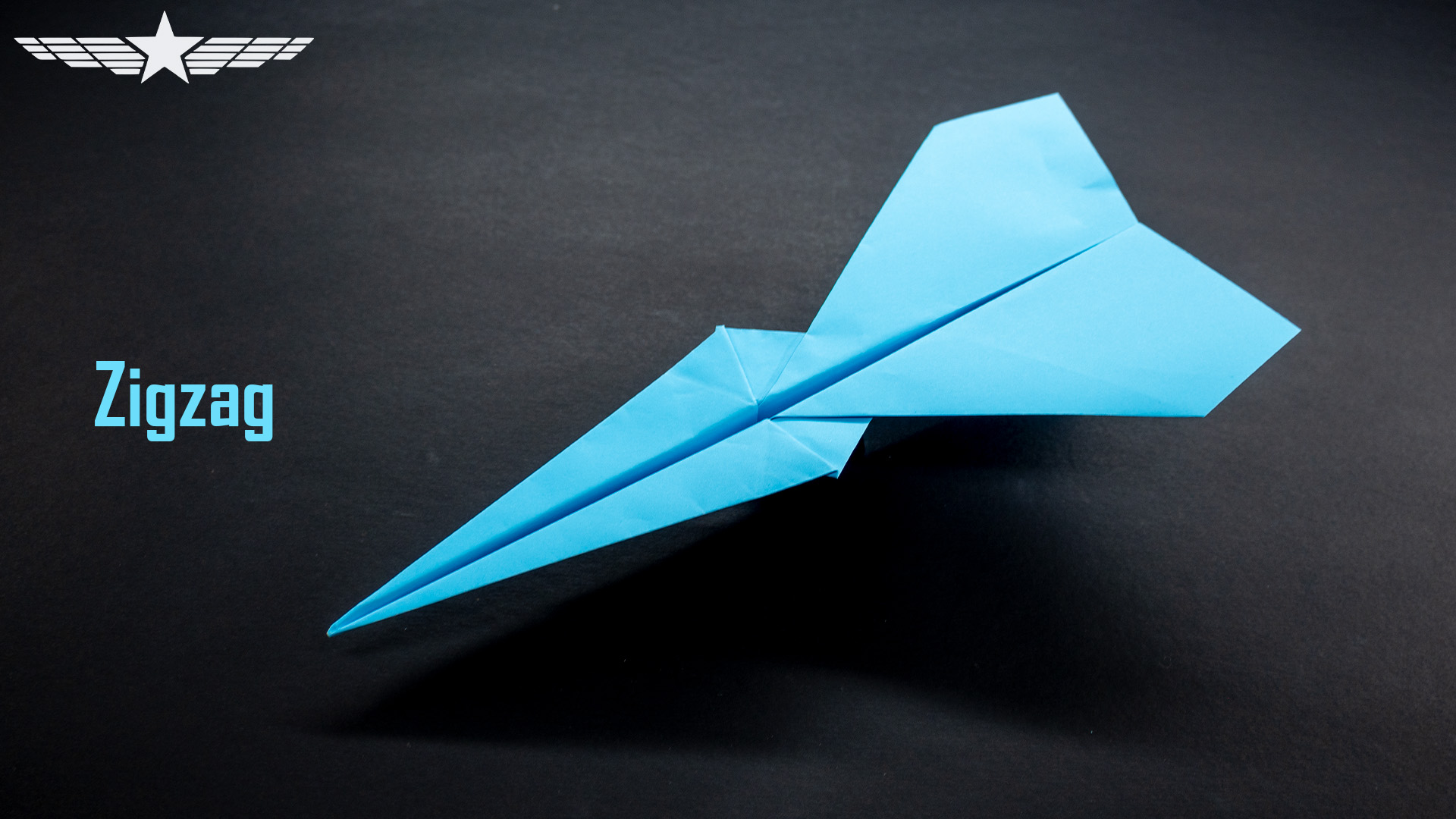 Легкий самолет оригами с зигзагообразными крыльями под углом смотреть онлайн