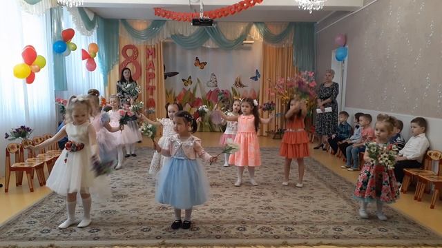 Танец с цветами, девочки 4 года