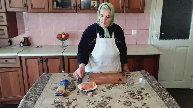 Бабушка готовит спагетти с курицей смотреть онлайн