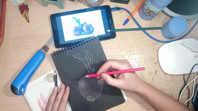 Серия уроков по акварельными карандашам. Рисуем луковицу на тёмной бумаге смотреть онлайн